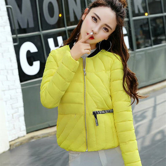 Modern női kabát alacsony gallérral és cipzárral