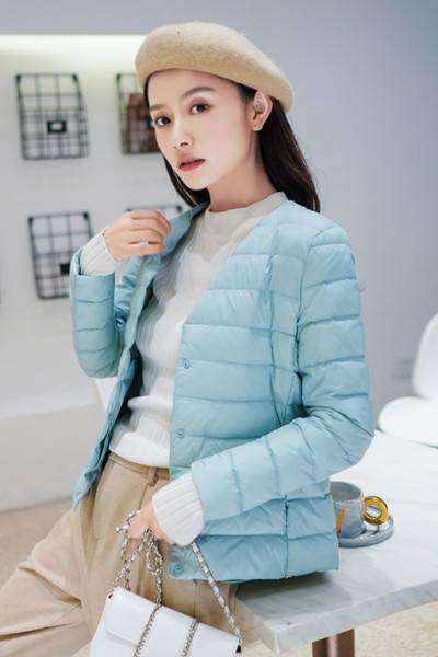 Női tavaszi kabát gombokkal és zsebbel