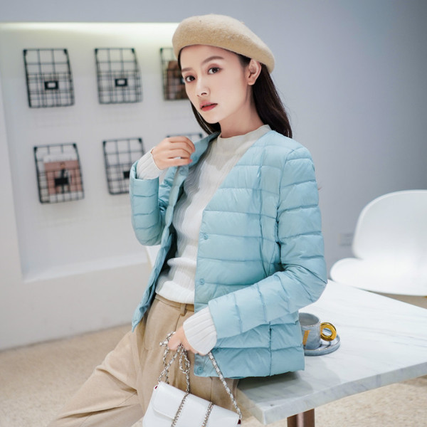 Női tavaszi kabát gombokkal és zsebbel