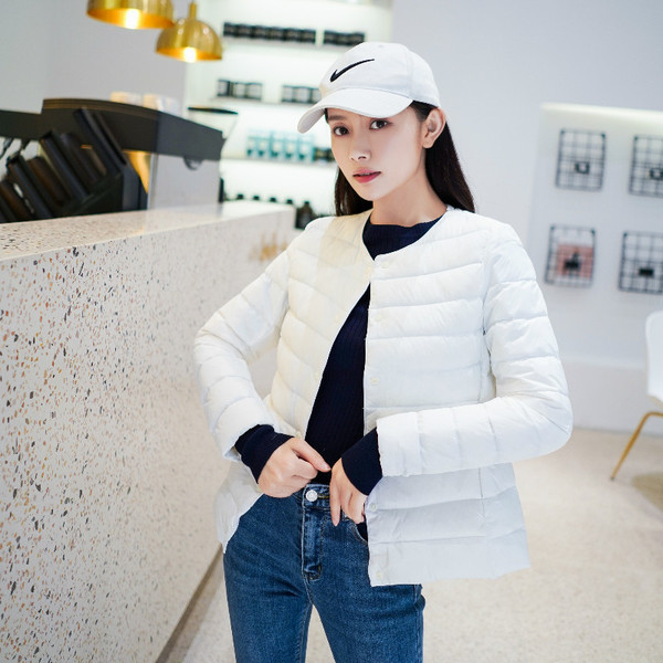 Női tavaszi kabát gombokkal és zsebbel