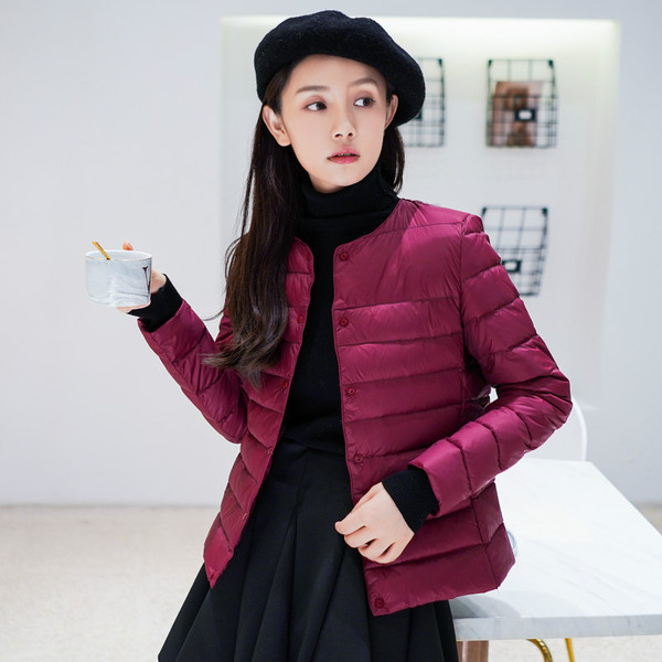 Női tavaszi kabát gombokkal és zsebbel