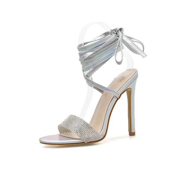 Modern női szandál vékony sarokkal és kövekkel