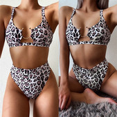 Costum de baie din două piese cu imprimeu leopard și pantaloni cu talie înaltă