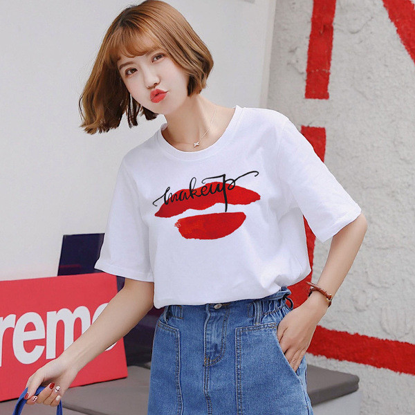 Alkalmi női póló széles modell rövid ujjú rátéttel