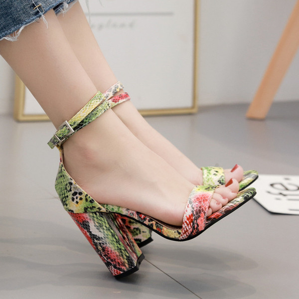 Modern női szandál vastag sarokkal, öko bőrből