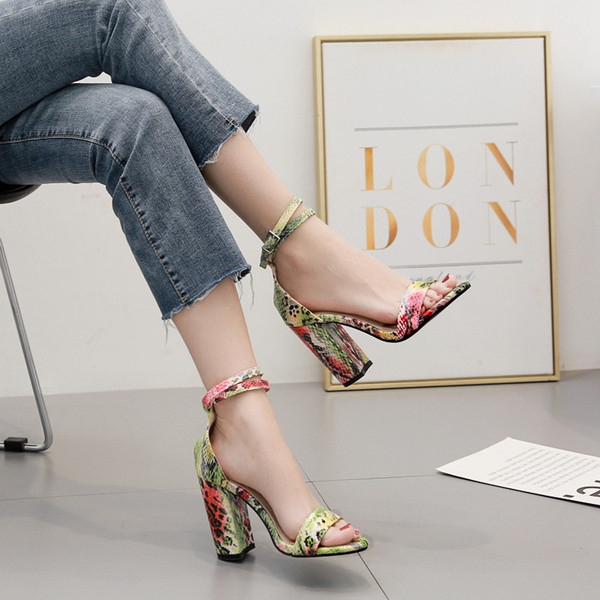 Modern női szandál vastag sarokkal, öko bőrből