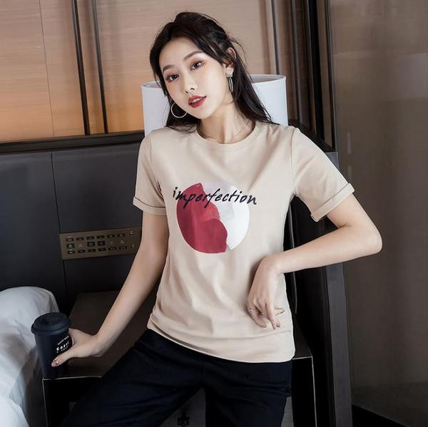 Alkalmi női póló széles modell rövid ujjú és mintával