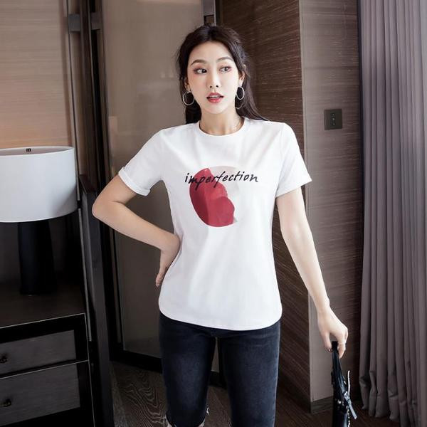 Alkalmi női póló széles modell rövid ujjú és mintával