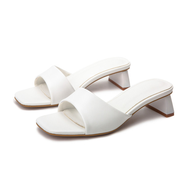 Alkalmi női papucs műbőrből, sarokkal