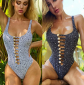 Un costum de baie întreg cu nasturi și o parte decupată