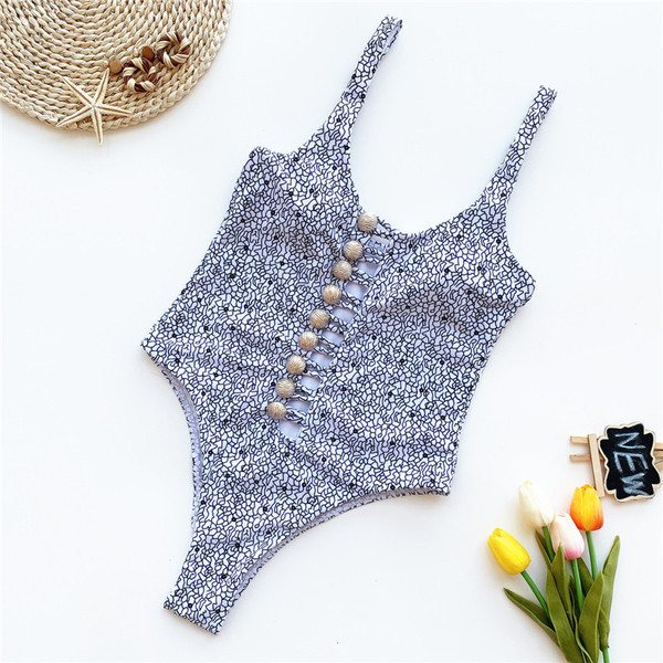 Egész fürdőruha gombokkal és kivágott résszel