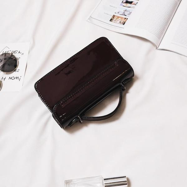 Modern női táska emblémákkal, hosszú és rövid fogantyúval