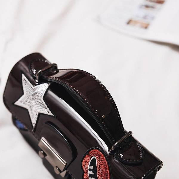 Modern női táska emblémákkal, hosszú és rövid fogantyúval