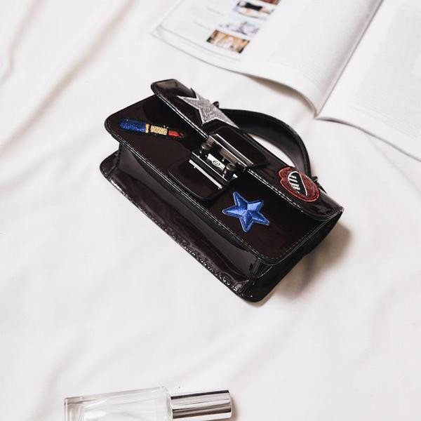 Modern női táska emblémákkal, hosszú és rövid fogantyúval