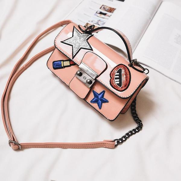 Modern női táska emblémákkal, hosszú és rövid fogantyúval