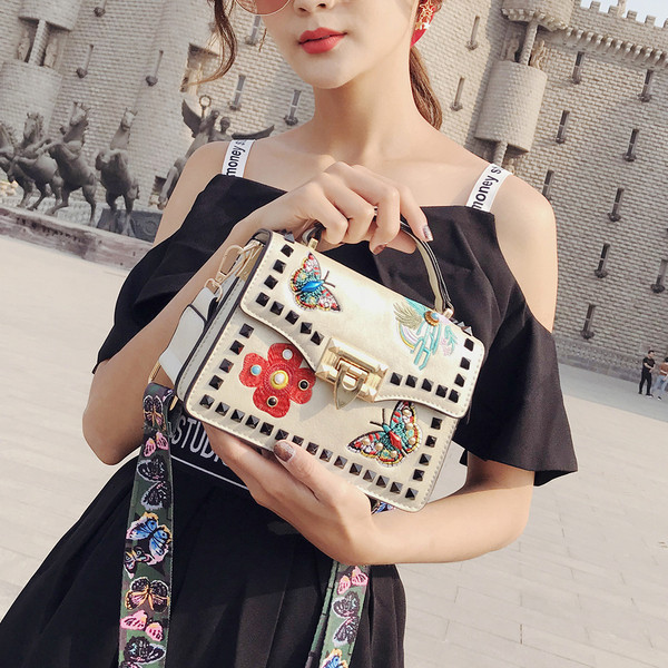 Modern női táska hímzéssel és színes hosszú füllel