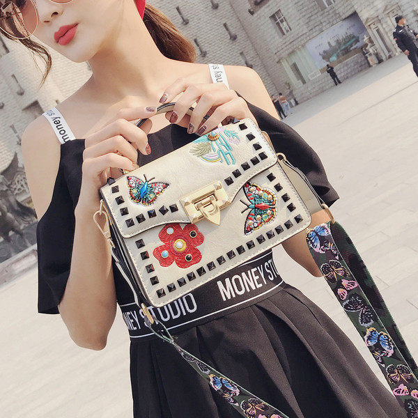 Modern női táska hímzéssel és színes hosszú füllel