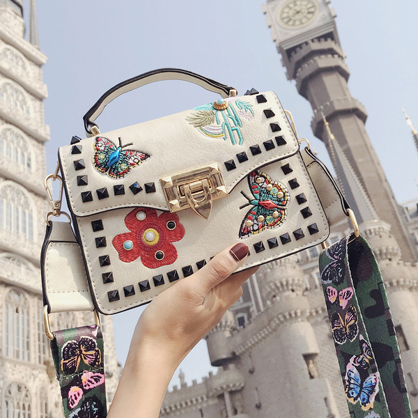 Modern női táska hímzéssel és színes hosszú füllel
