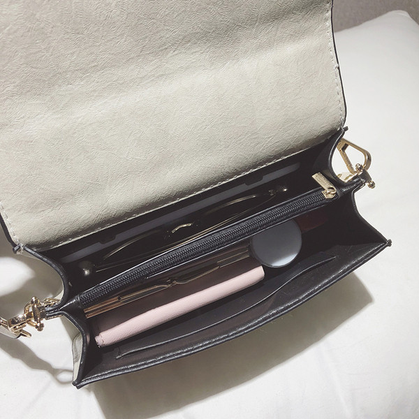 Modern női táska hímzéssel és színes hosszú füllel