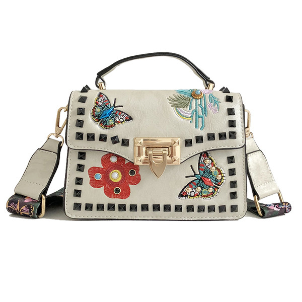 Modern női táska hímzéssel és színes hosszú füllel