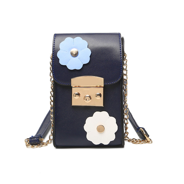 Ženska kožna torba s cvjetićima i metalnom kopčom