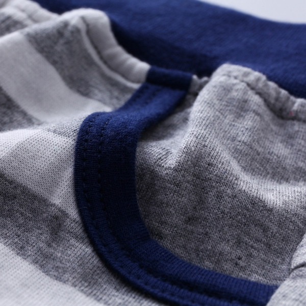 Alkalmi csíkos gyerek rövidnadrág fiúknak rátéttel