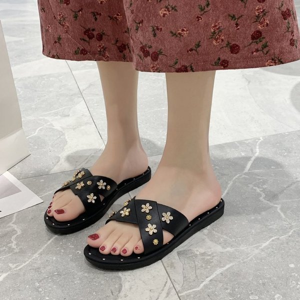 Új modell női papucs lapos talpon és díszítő kövekkel