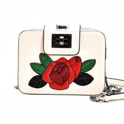 Modern női táska fém hosszú füllel és virág emblémával