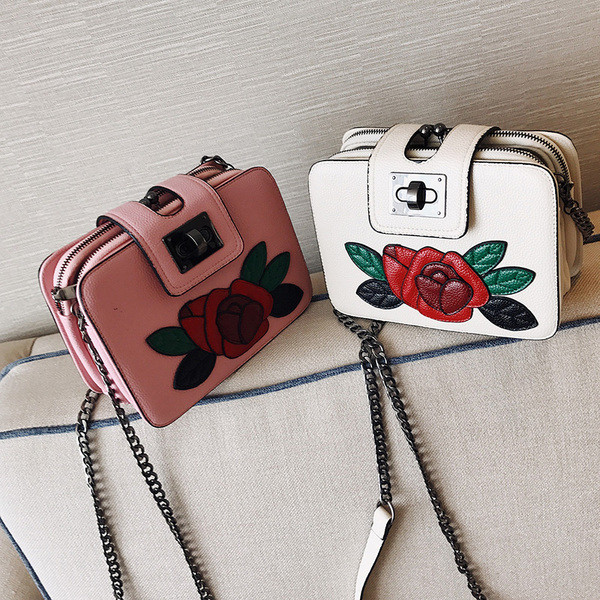 Modern női táska fém hosszú füllel és virág emblémával