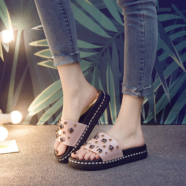 Modern női papucs kövekkel díszített lapos talpon