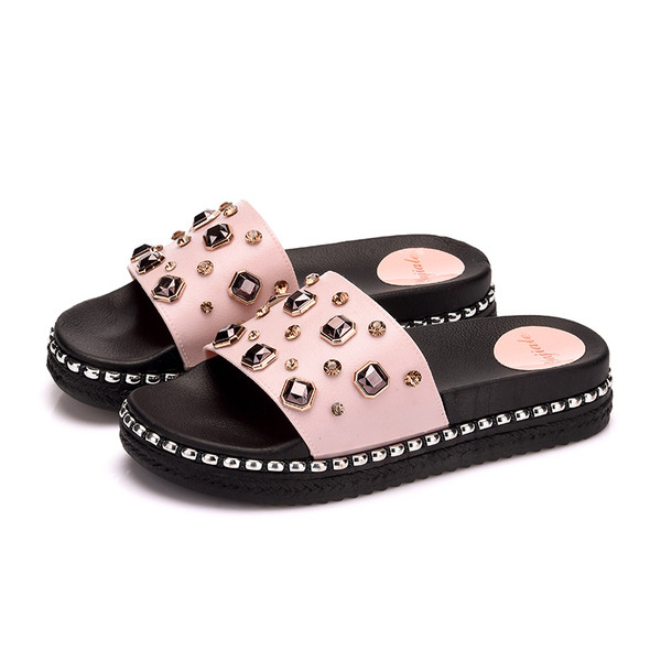 Modern női papucs kövekkel díszített lapos talpon