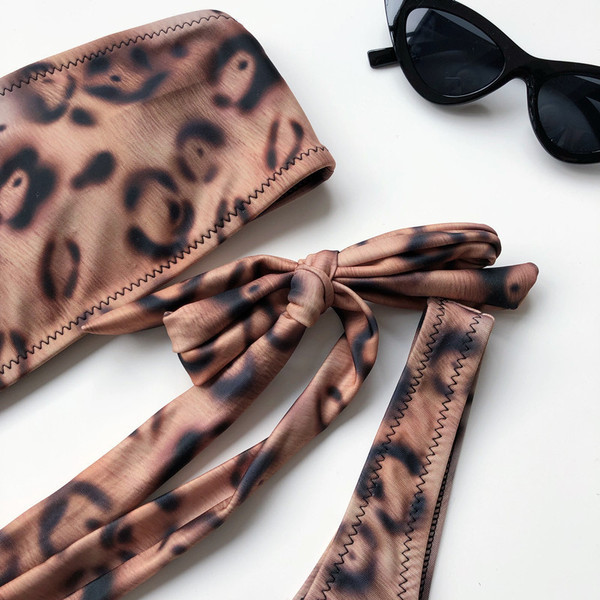 Ženski kupaći kostim s leopard uzorkom i gornjim dijelom s vrpcom