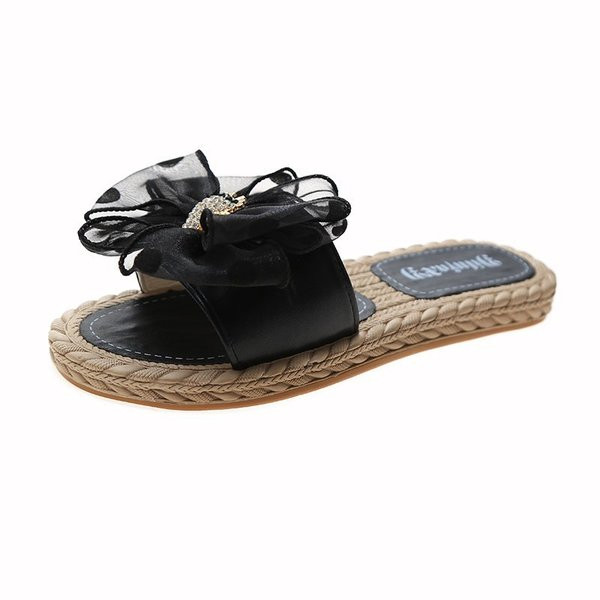 Ležerne ženske papuče s ravnim potplatom i trakom na točkice