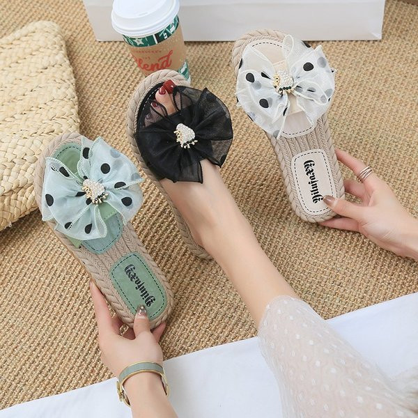 Ležerne ženske papuče s ravnim potplatom i trakom na točkice