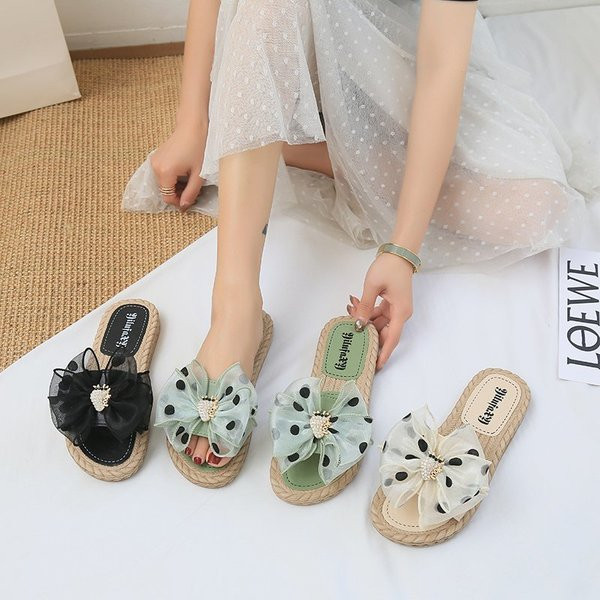 Ležerne ženske papuče s ravnim potplatom i trakom na točkice