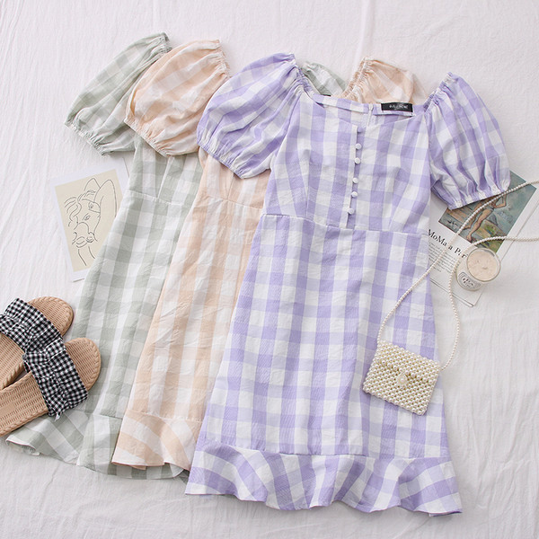 Modern kockás női ruha gombokkal és rövid ujjú