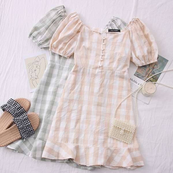 Modern kockás női ruha gombokkal és rövid ujjú