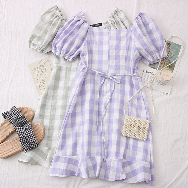 Modern kockás női ruha gombokkal és rövid ujjú