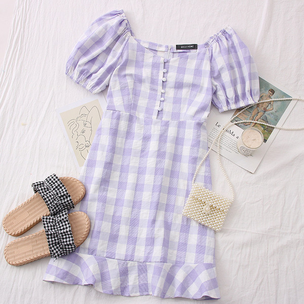 Modern kockás női ruha gombokkal és rövid ujjú