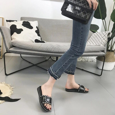 Papuci casual de femei din imitație de piele, cu nituri metalice și platformă plată