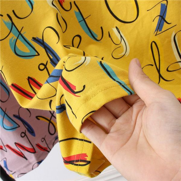 Alkalmi női póló rövid ujjal, színes mintával