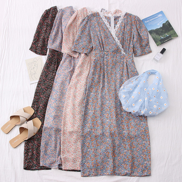 Színes női ruha csipkével és spitz nyakkivágással