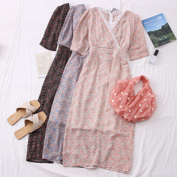 Színes női ruha csipkével és spitz nyakkivágással