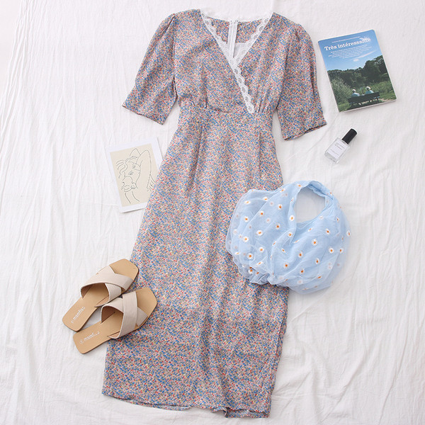 Színes női ruha csipkével és spitz nyakkivágással