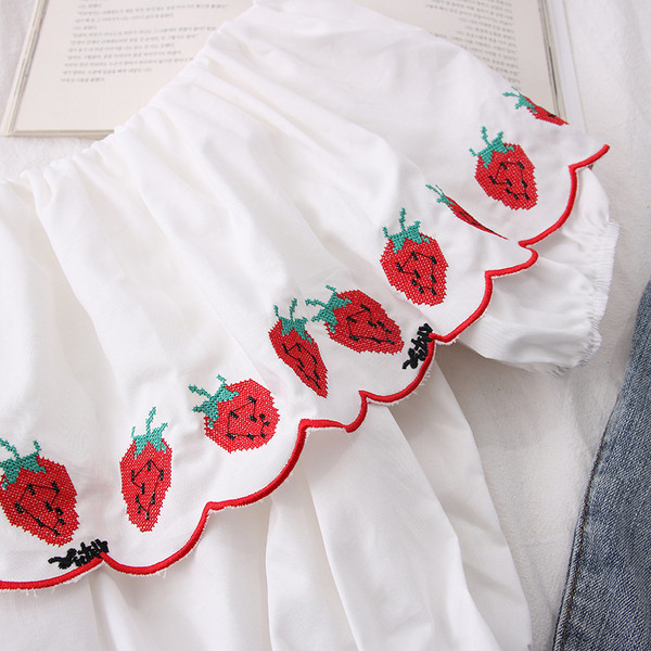 Modern női blúz csónakos nyakkivágással és hímzéssel