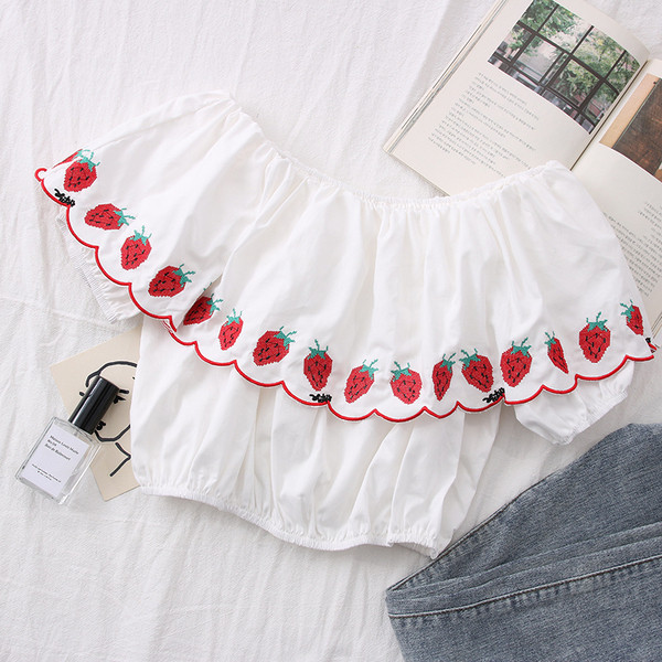 Modern női blúz csónakos nyakkivágással és hímzéssel