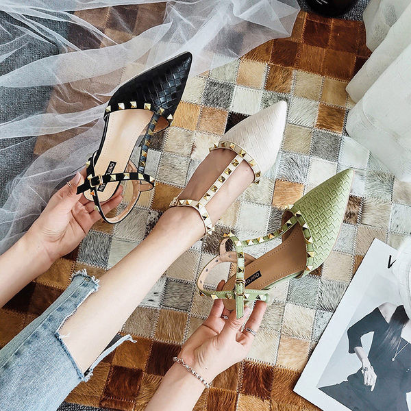 Stílusos női cipő alacsony 6 cm-es sarokkal és pánttal - hegyes modell