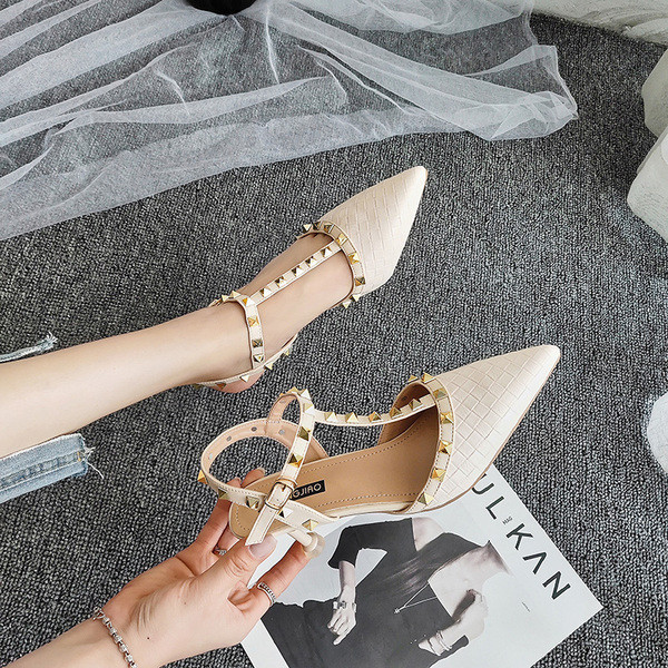 Stílusos női cipő alacsony 6 cm-es sarokkal és pánttal - hegyes modell