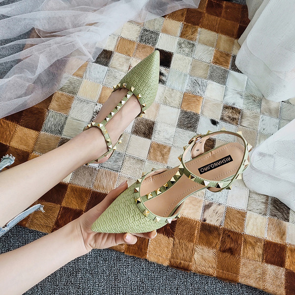 Stílusos női cipő alacsony 6 cm-es sarokkal és pánttal - hegyes modell