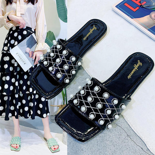 Női lakkbőr papucs lapos talppal és gyöngyökkel